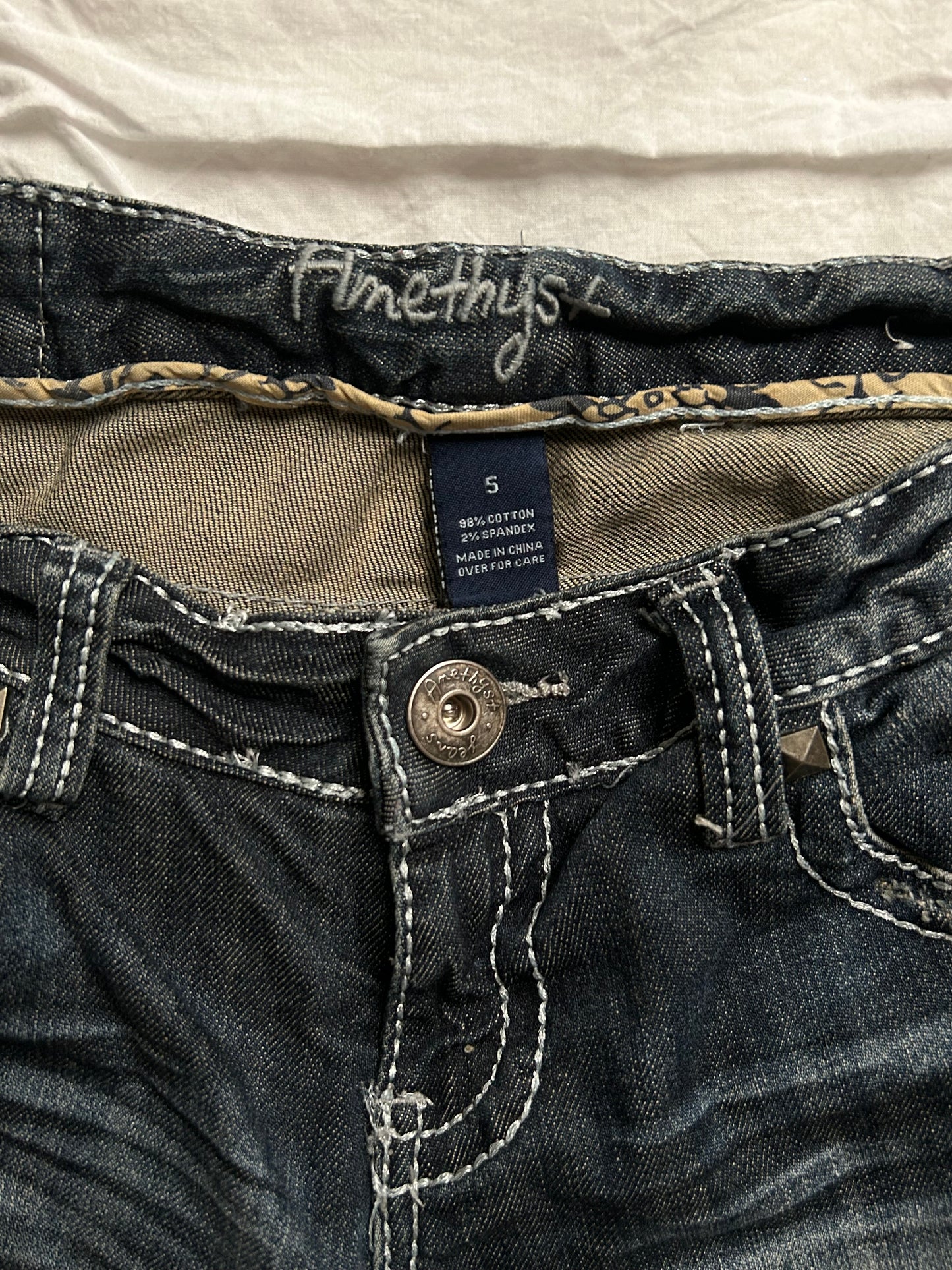 Vintage Amethyst Jeans Markante Kontrastnähte & Stickerei-Still Alive