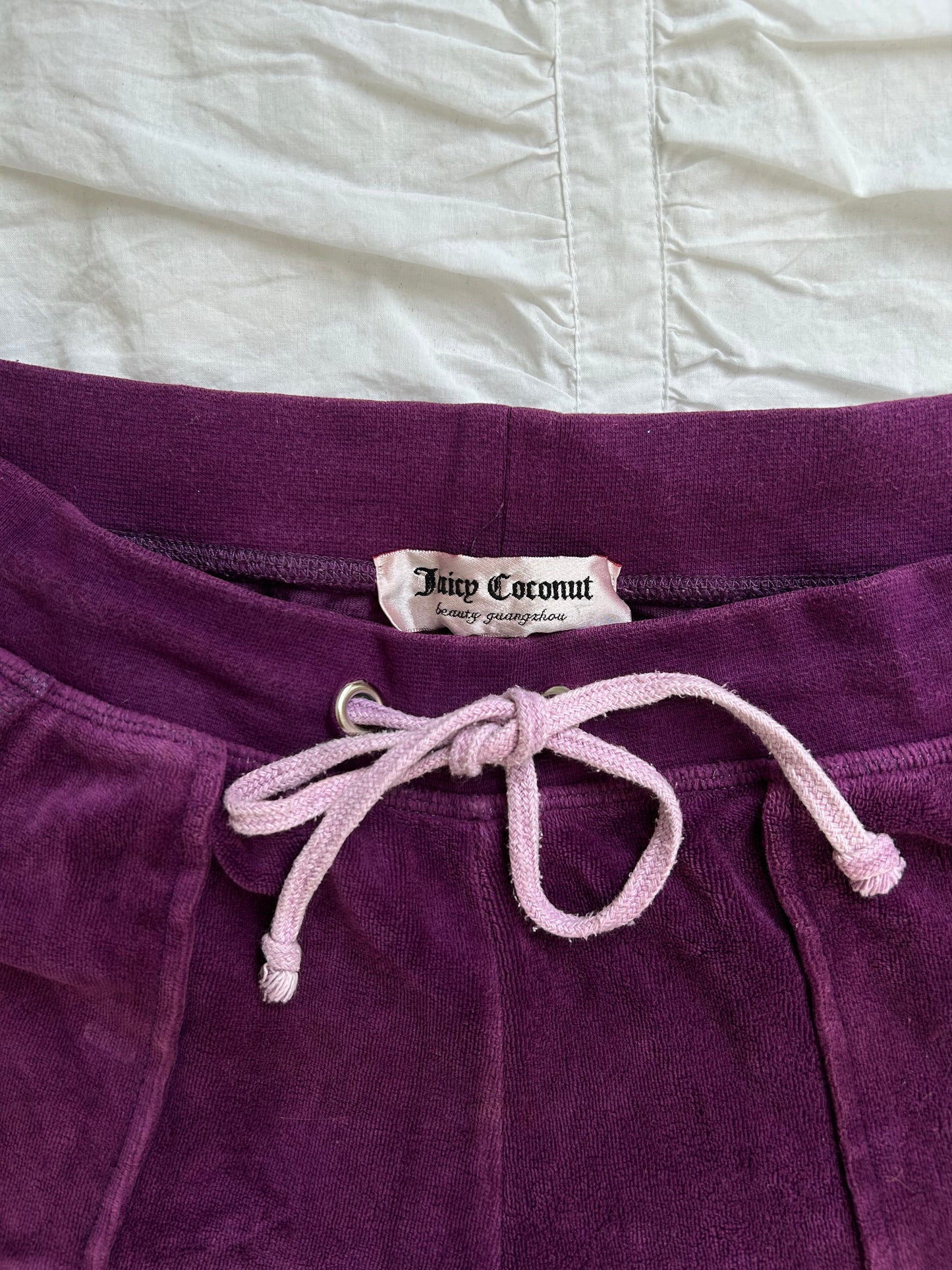 Vintage Juicy Couture Velours-Set in Violett – Floraler Rückenprint & Strass