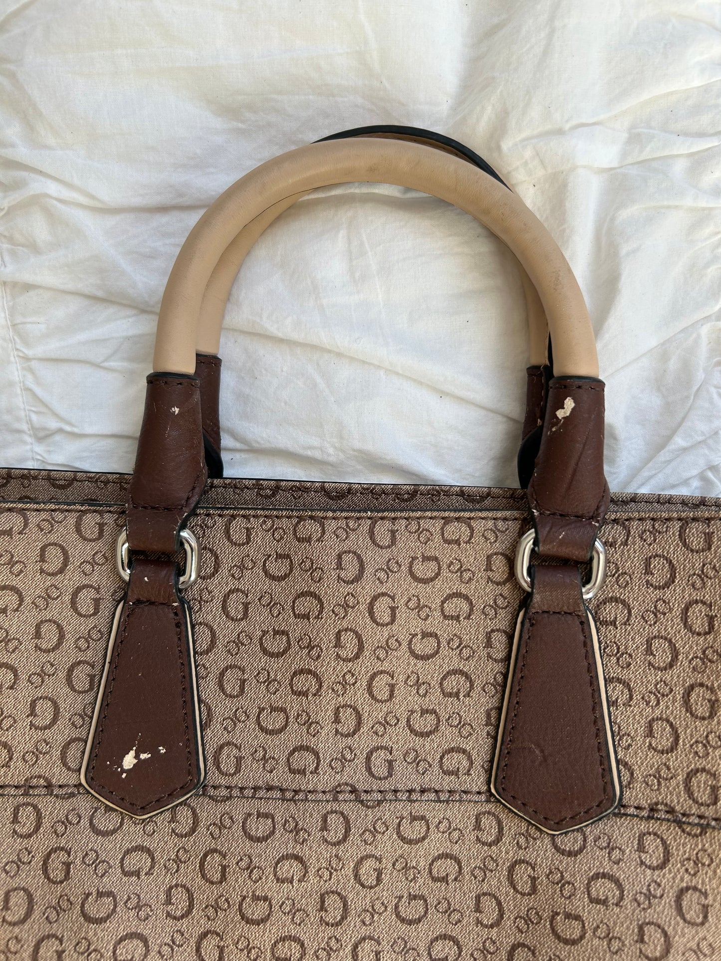 Braune Guess Handtasche im klassischen Logo-Print