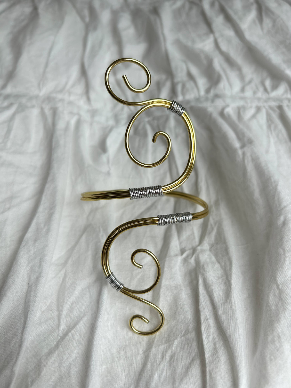 Goldener Boho Spiral Oberarmreif mit Silberdetails