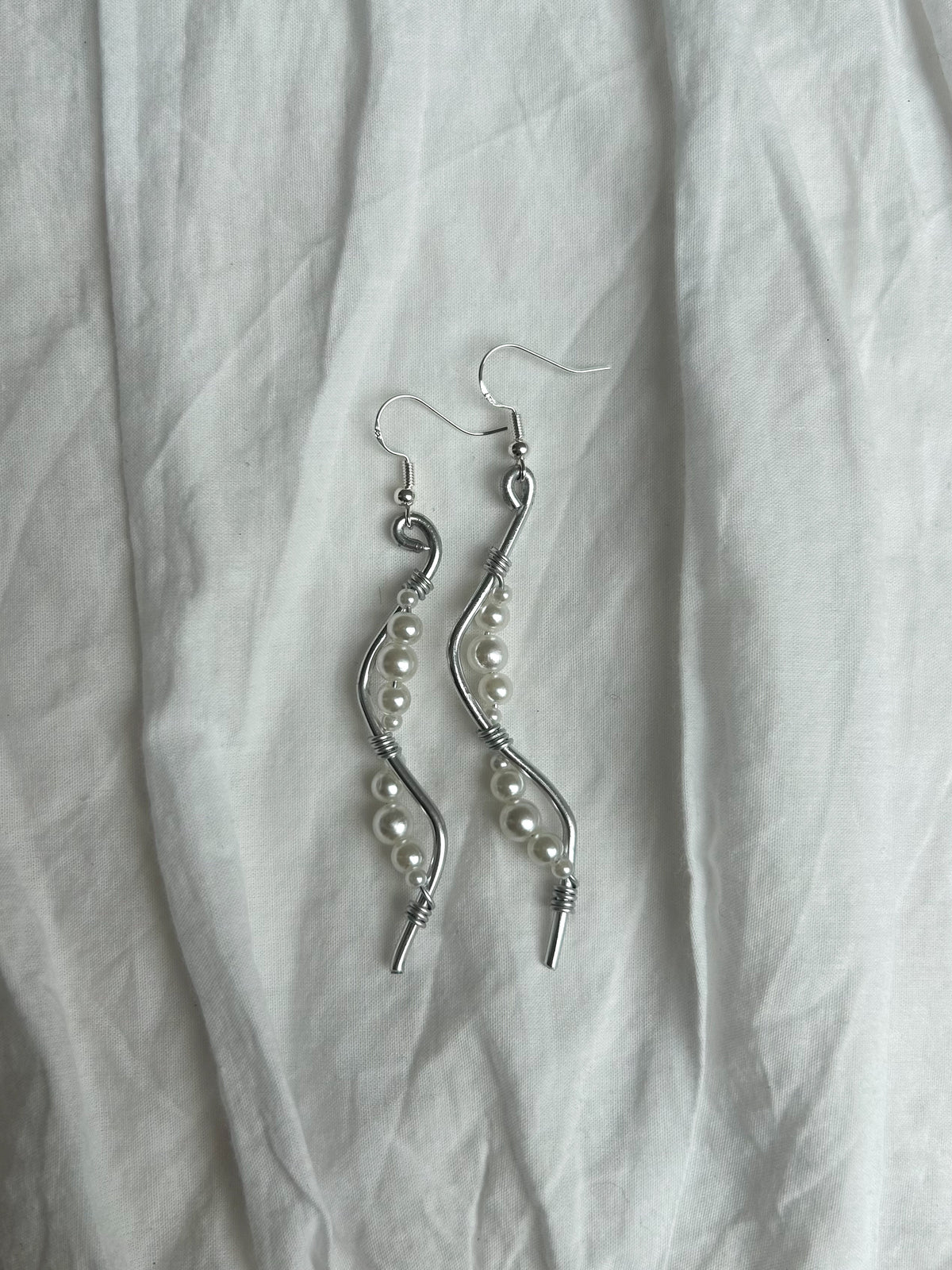 Elegante Wellen Ohrringe mit Perlen