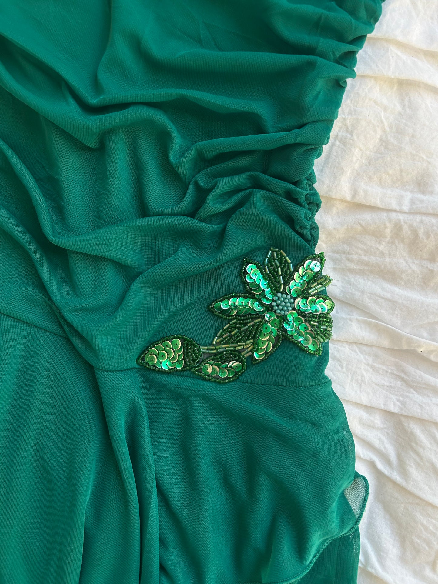 Elegantes Bandeau-Kleid in Smaragdgrün – Raffungen & Pailletten-Blumen-Detail