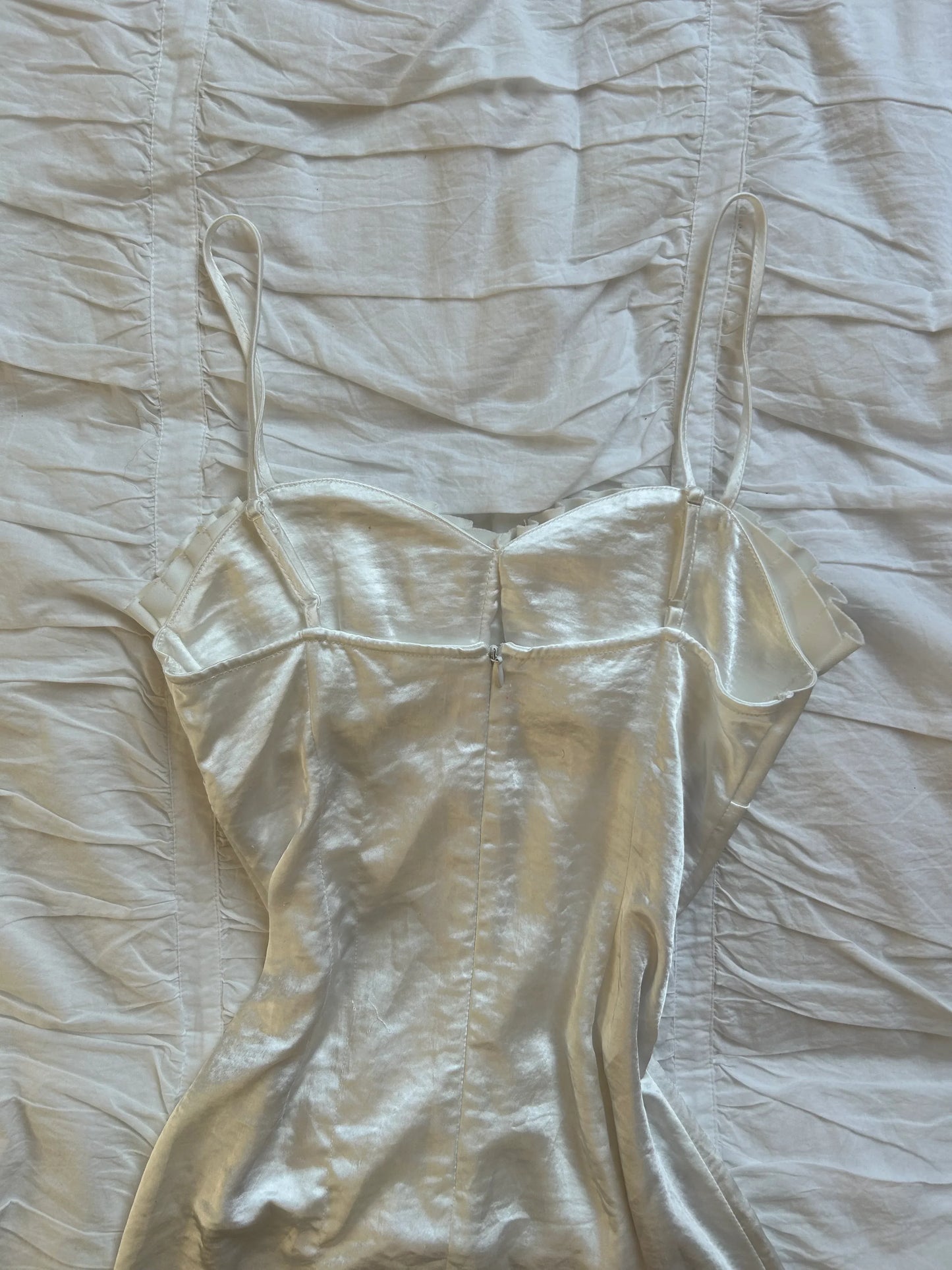 Satin-Kleid in Elfenbein mit Muschel-Dekolleté Mermaidcore-Stil Spitzen-Details-Still Alive