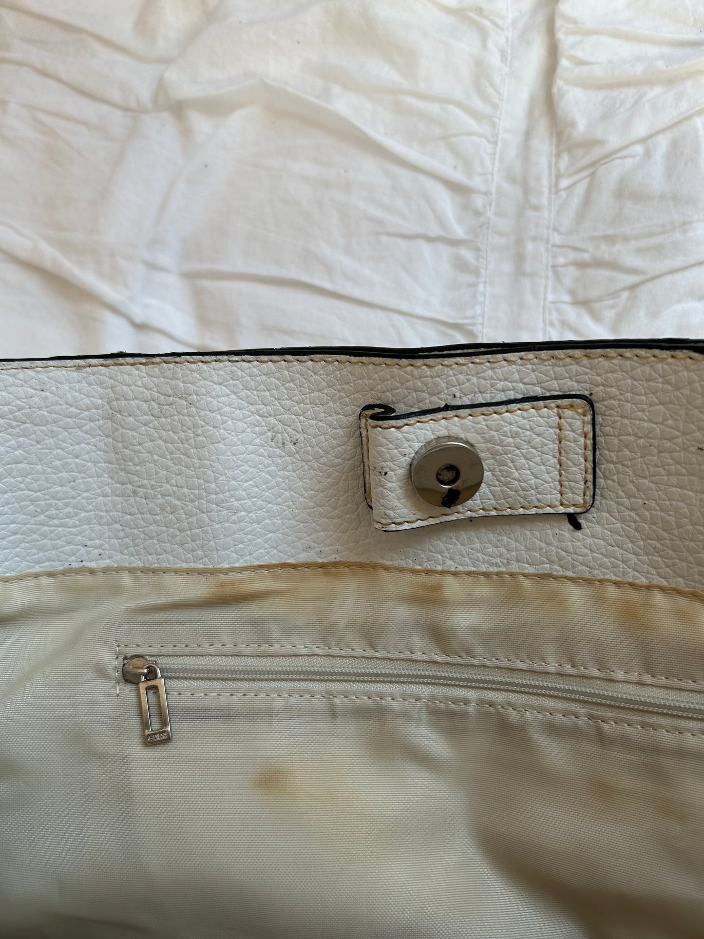 Vintage Guess Schultertasche – Weiß mit markanten Schnallen & G-Logo-Still Alive