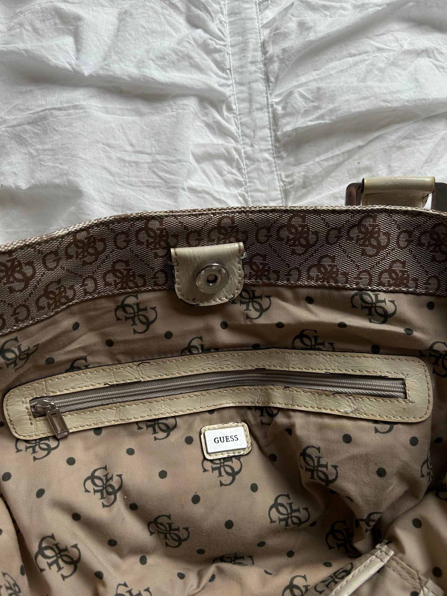 Vintage Guess Handtasche Braun/Beige Logo-Muster & cremefarbener Lack-Look-Still Alive