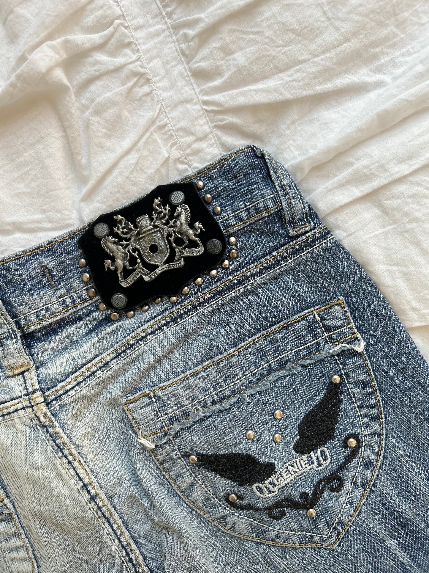 Vintage Genie Jeans Rockstar Style mit Flügel-Stickerei-Still Alive