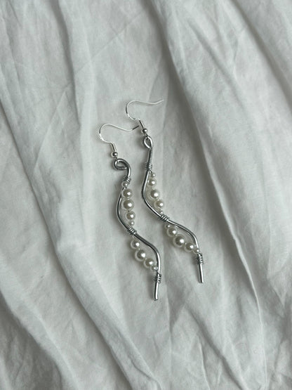 Elegante Wellen Ohrringe mit Perlen
