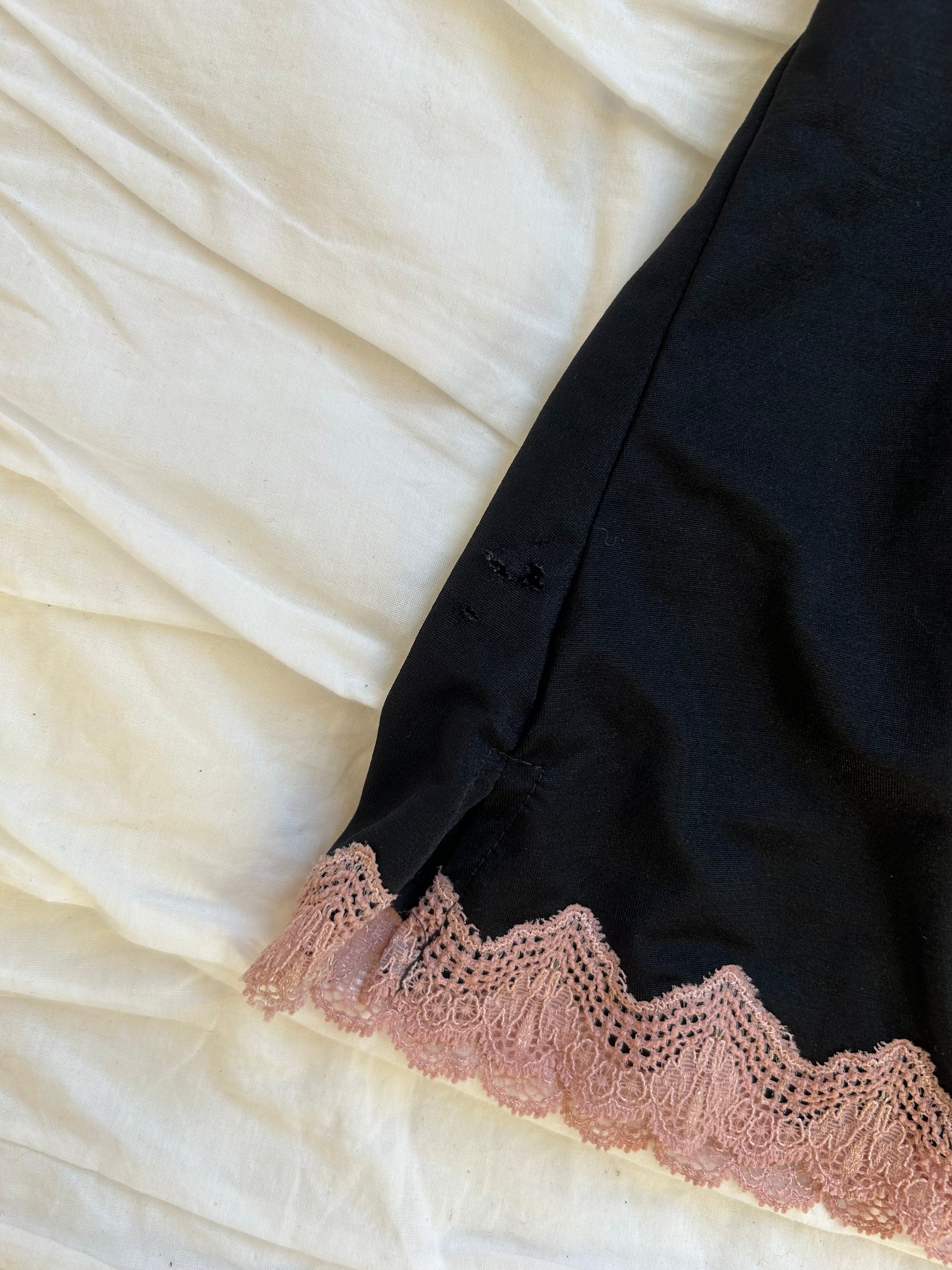 Vintage Jezebel Camisole – Rosa Spitze & Schleifchen-Still Alive