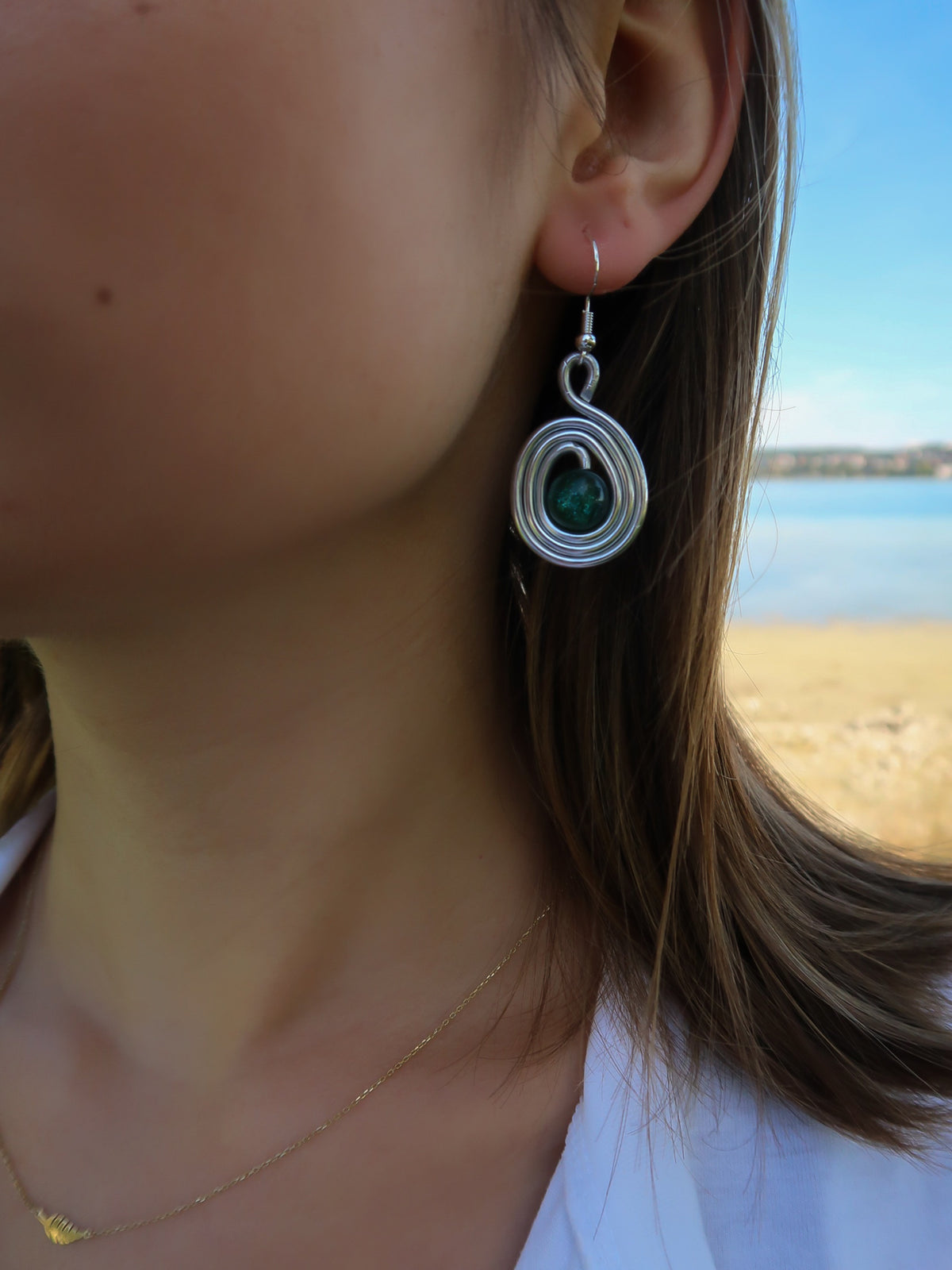 Statement Wire Art Ohrringe mit Glitzerperle