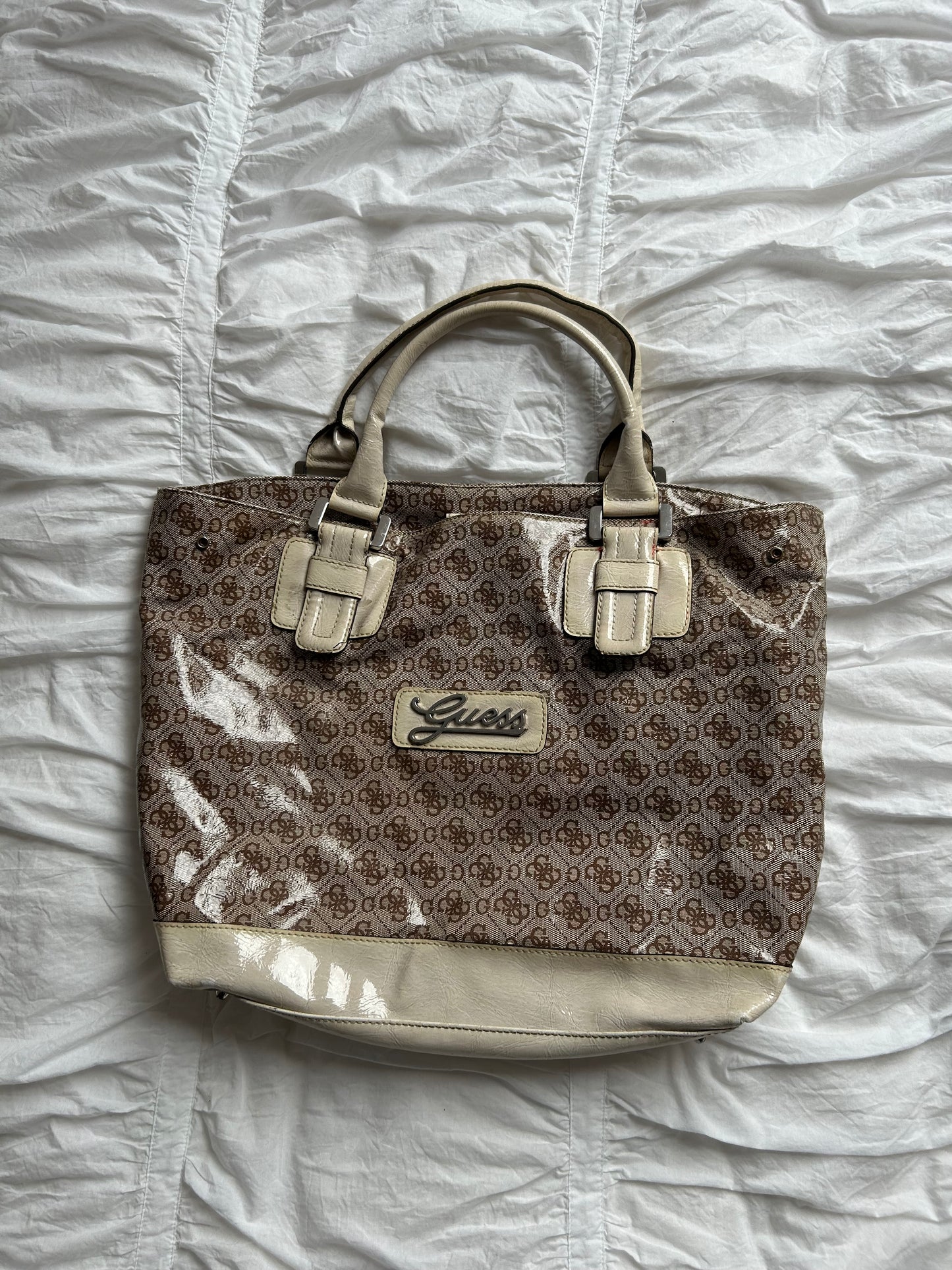 Vintage Guess Handtasche Braun/Beige Logo-Muster & cremefarbener Lack-Look-Still Alive