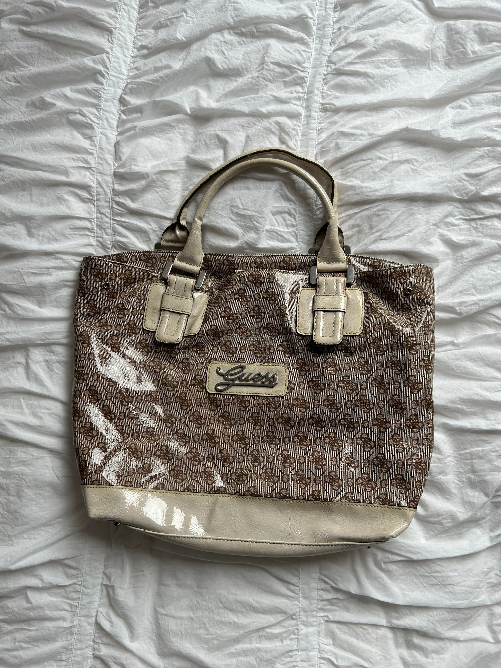 Vintage Guess Handtasche Braun/Beige Logo-Muster & cremefarbener Lack-Look-Still Alive