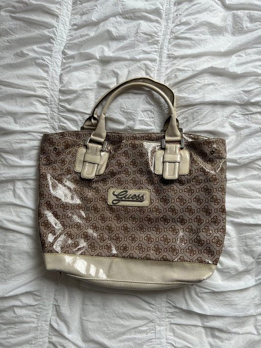 Vintage Guess Handtasche Braun/Beige Logo-Muster & cremefarbener Lack-Look