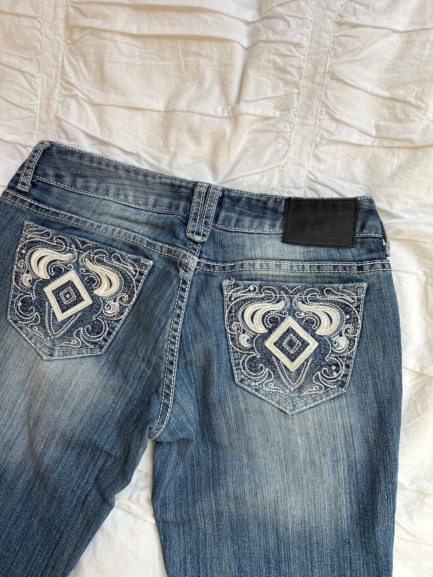 Vintage Amethyst Bootcut Jeans – Western Stickerei & Kontrastnähte