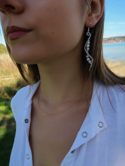 Elegante Wellen Ohrringe mit Perlen