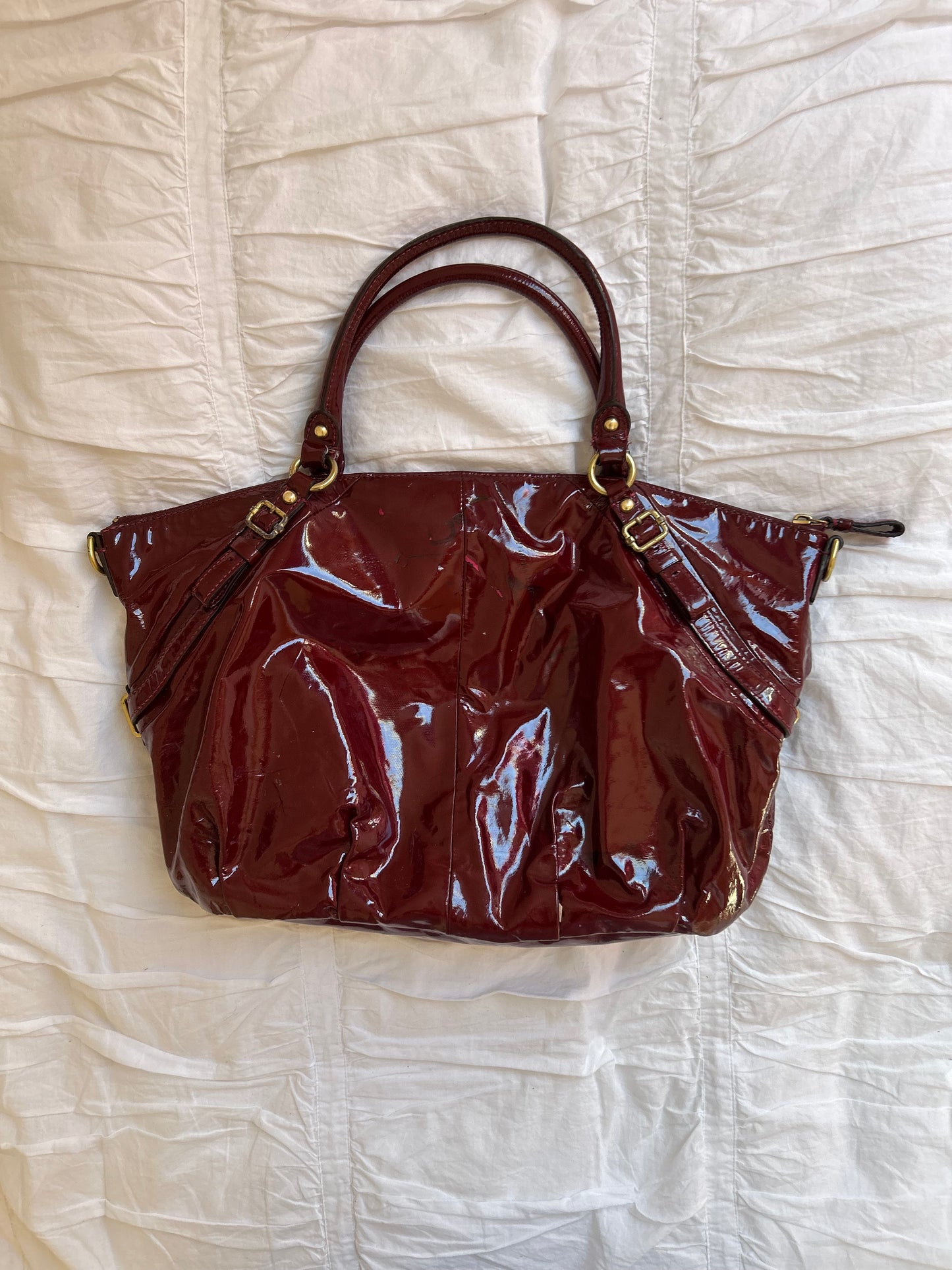 Elegante Coach Handtasche Burgunderrotes Lackleder & Gold-Details