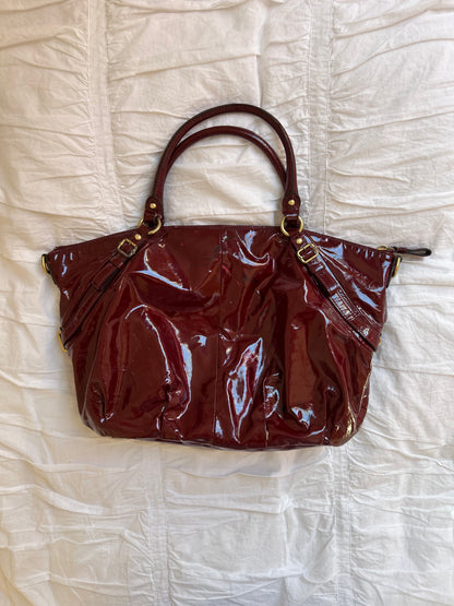 Elegante Coach Handtasche Burgunderrotes Lackleder & Gold-Details