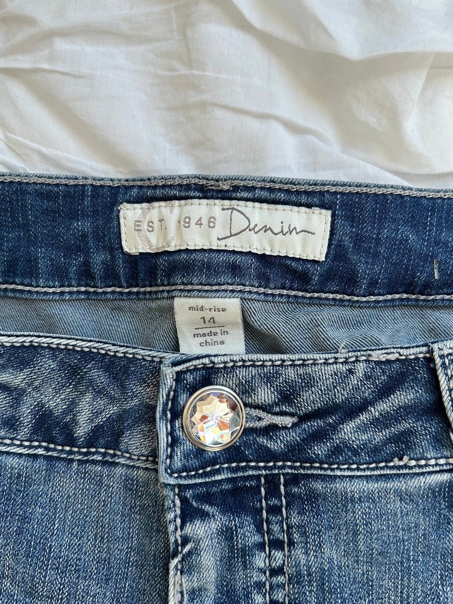 Vintage EST. 1946 Denim Jeans – Ornament-Stickerei & Strass