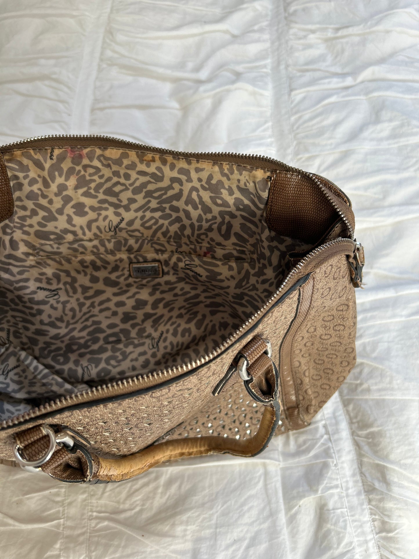 Vintage Guess Handtasche Metallic-Details & Logo-Print