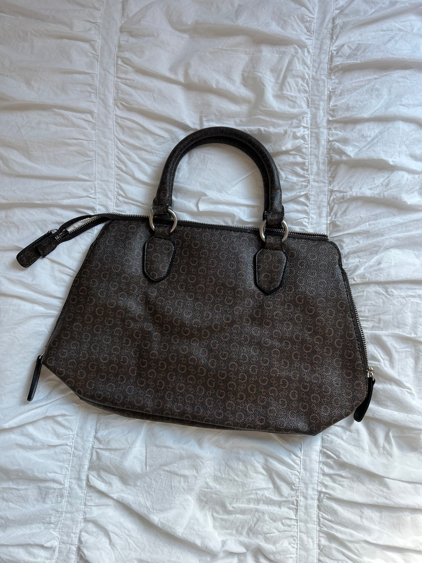 Guess Handtasche Dunkelbraunes Logo-Muster & Leopard-Innenfutter