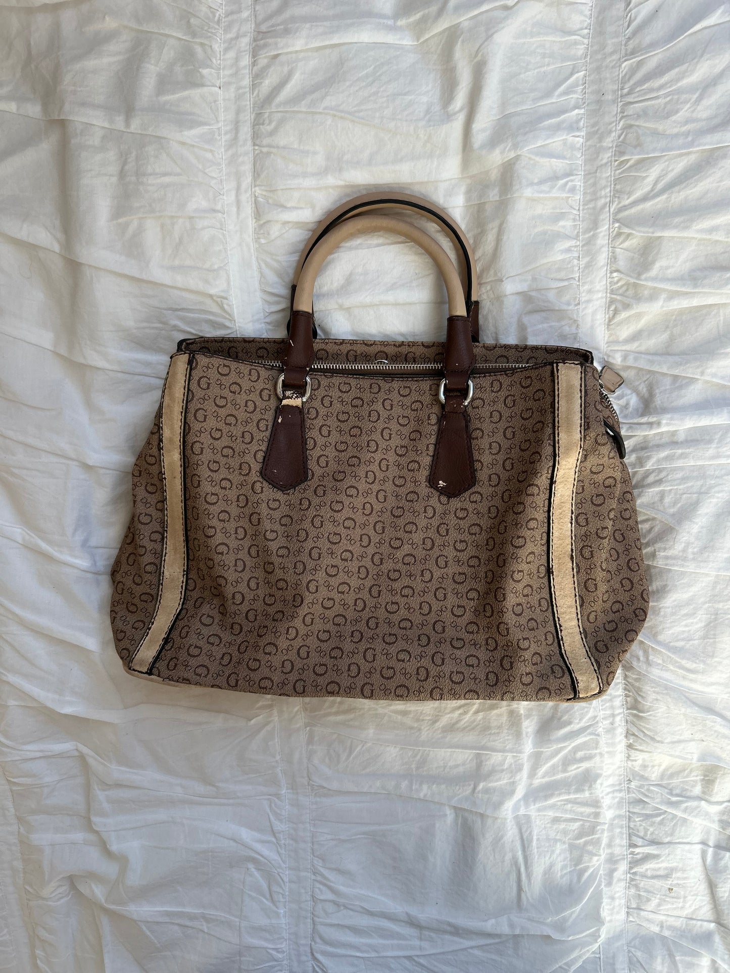 Braune Guess Handtasche im klassischen Logo-Print