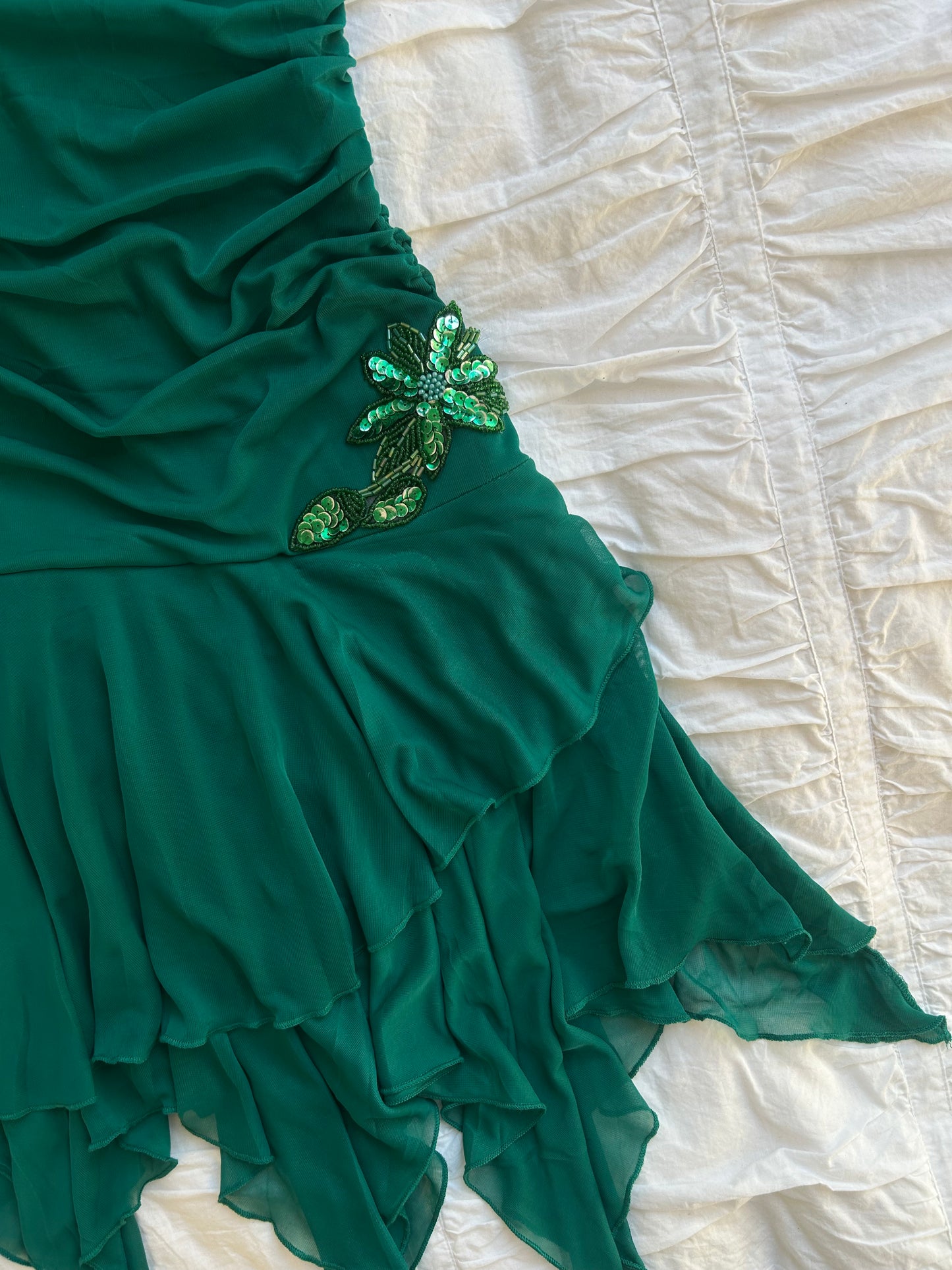 Elegantes Bandeau-Kleid in Smaragdgrün – Raffungen & Pailletten-Blumen-Detail