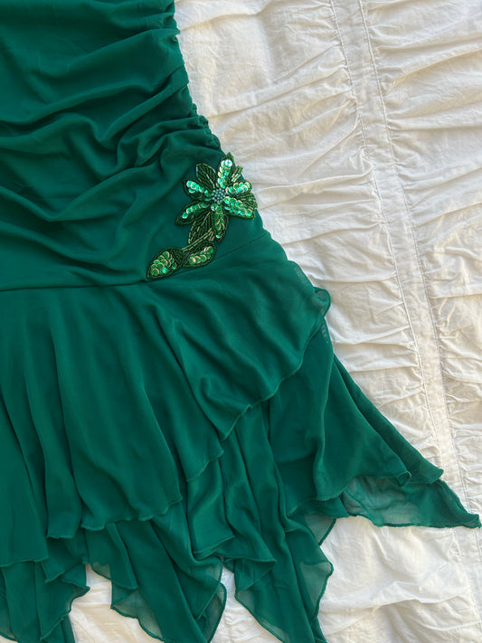 Elegantes Bandeau-Kleid in Smaragdgrün – Raffungen & Pailletten-Blumen-Detail