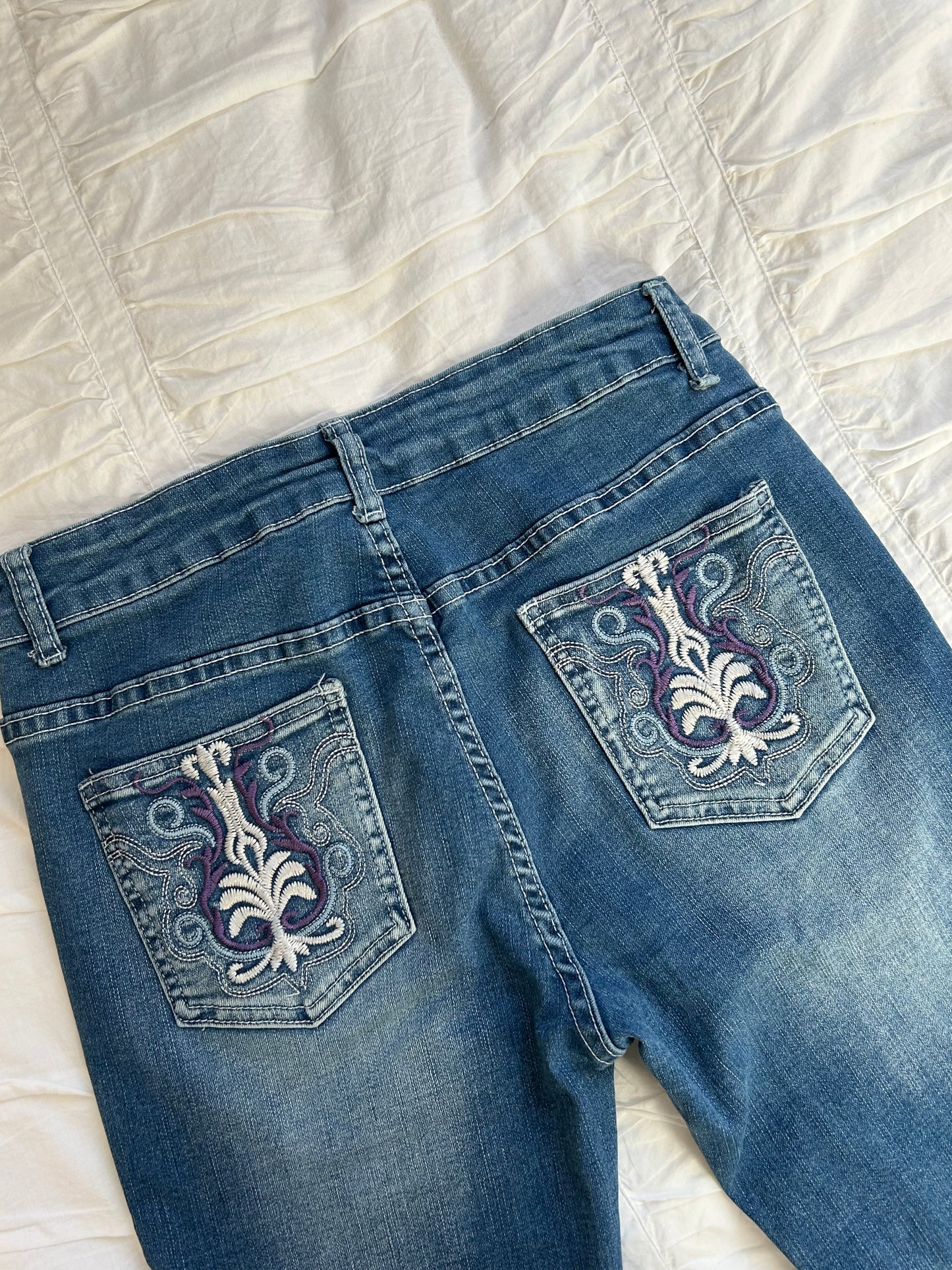 Flare Jeans – Ornament-Stickerei in Weiß & Lila