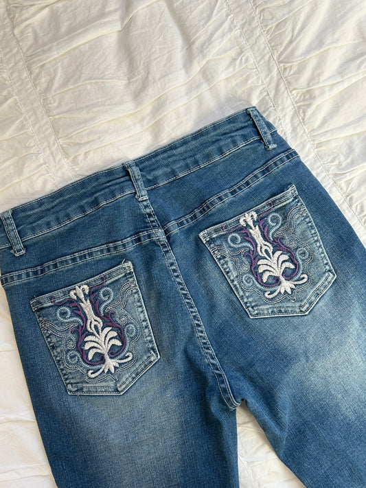 Flare Jeans – Ornament-Stickerei in Weiß & Lila
