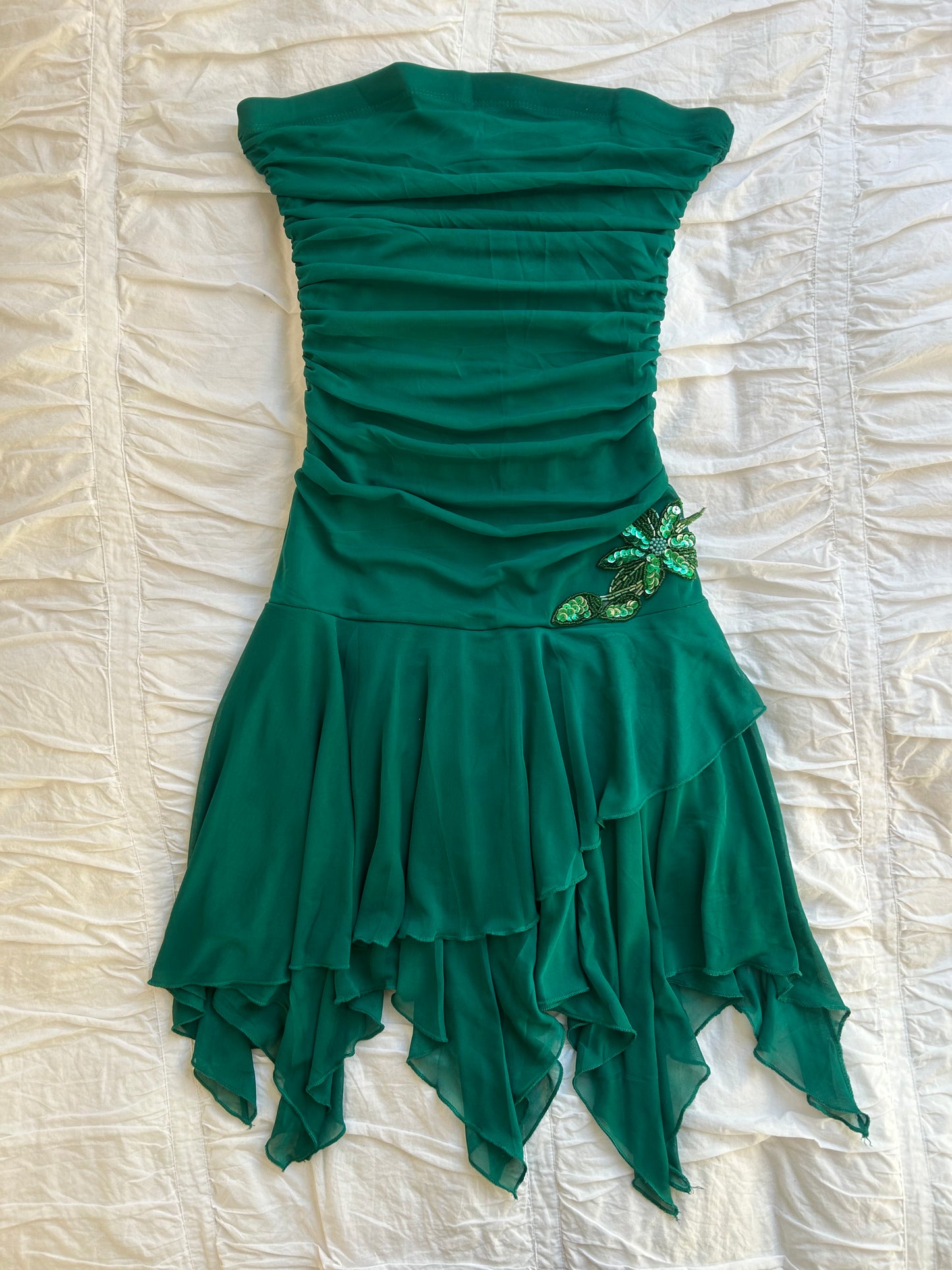 Elegantes Bandeau-Kleid in Smaragdgrün – Raffungen & Pailletten-Blumen-Detail
