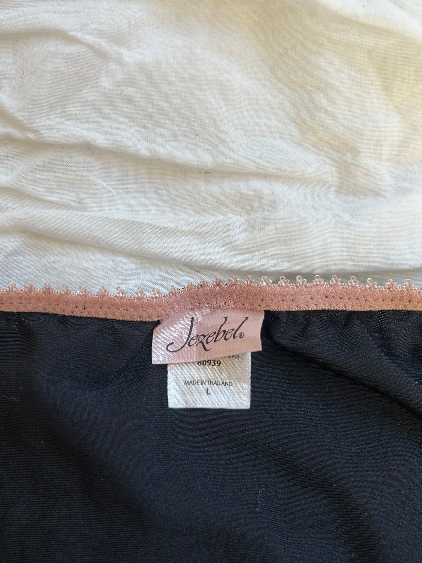 Vintage Jezebel Camisole – Rosa Spitze & Schleifchen-Still Alive