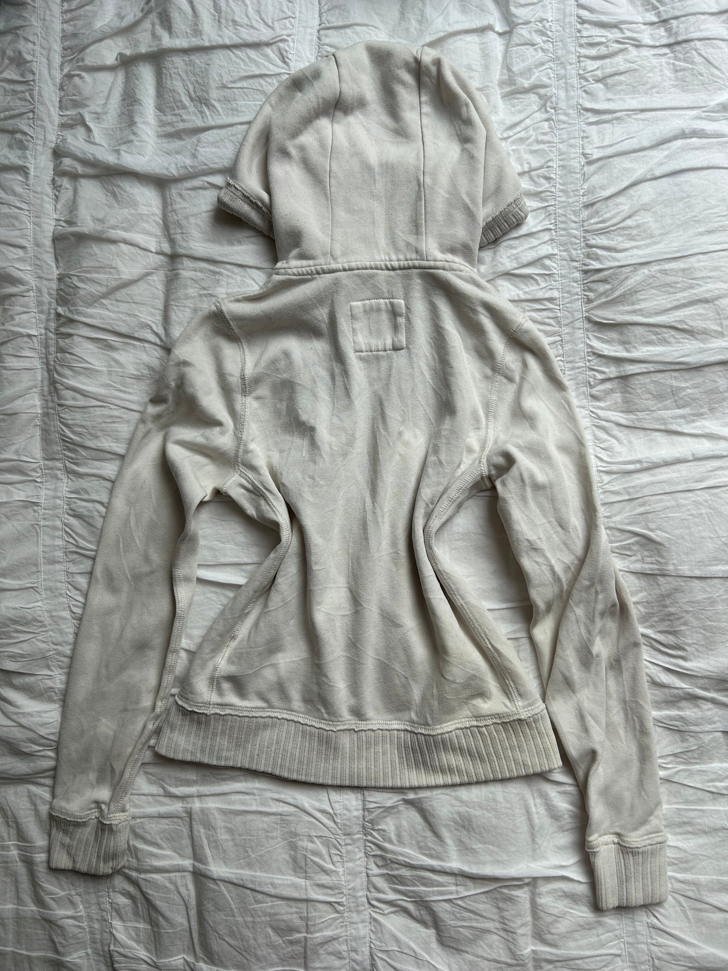 Weiße Abercrombie & Fitch Sweatshirtjacke mit dunkelblauem Logo-Schriftzug