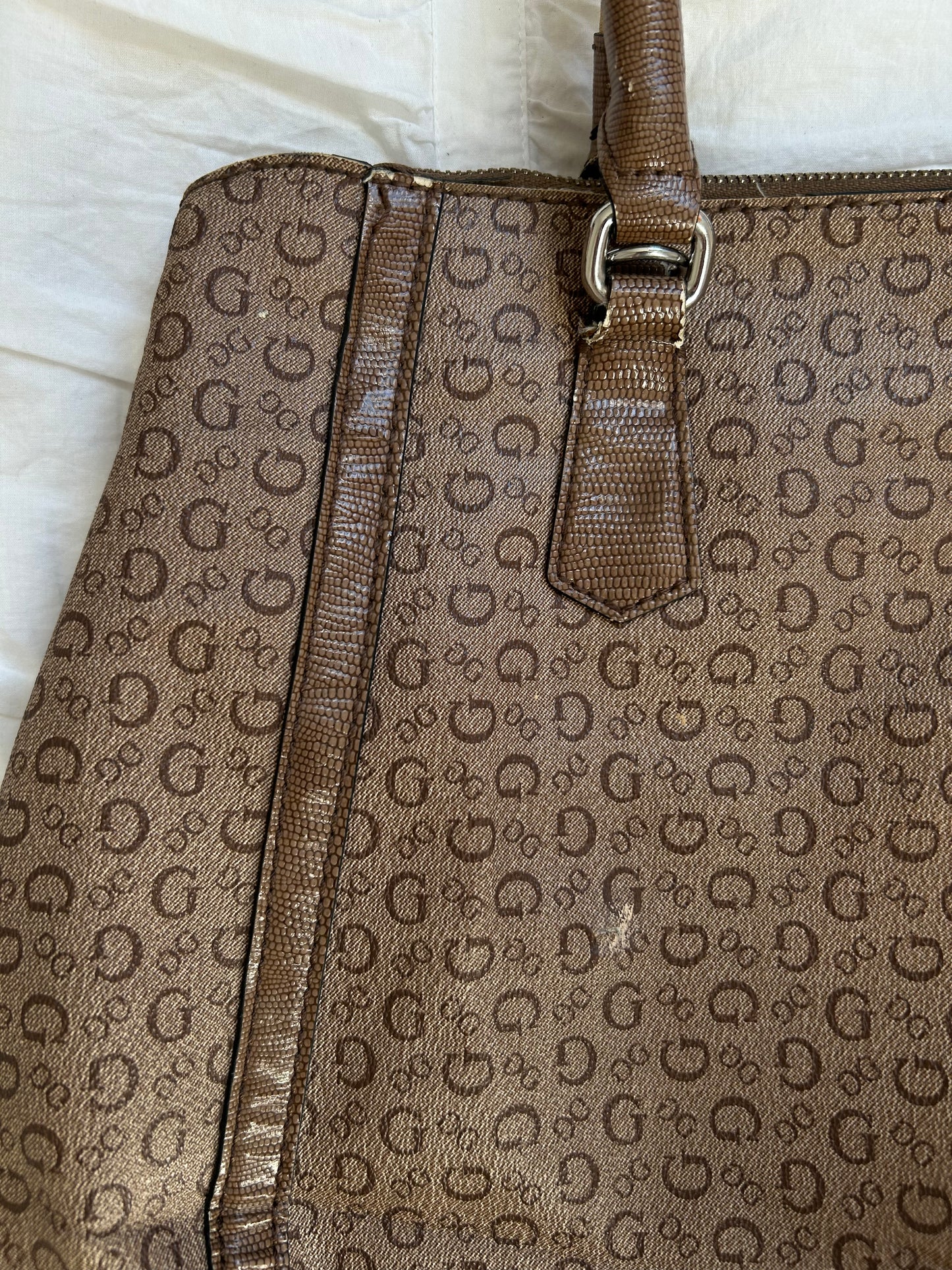 Vintage Guess Handtasche Metallic-Details & Logo-Print