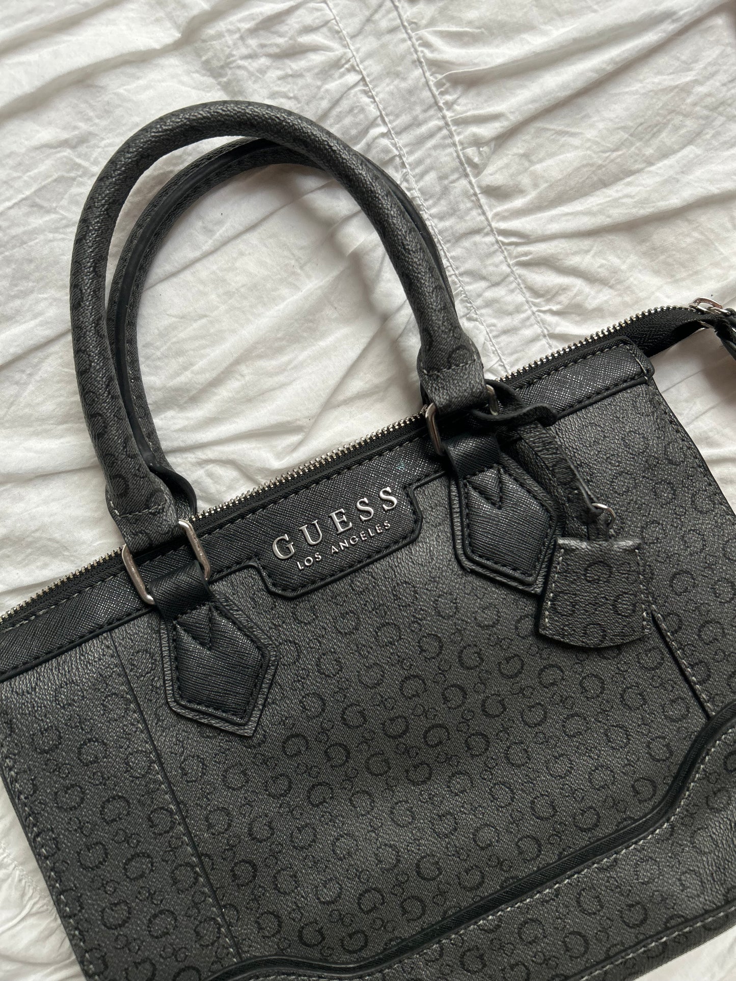 Klassische Guess Handtasche Schwarz/Grau mit Logo-Print & Silber-Details