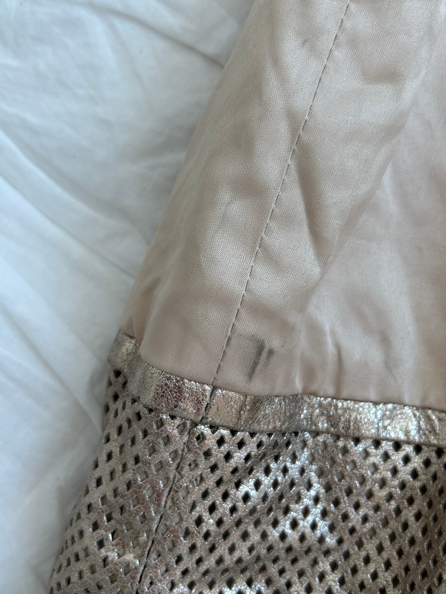 Vintage Arden B. Trenchcoat – Perforiertes Metallic-Leder & Gürtel-Still Alive