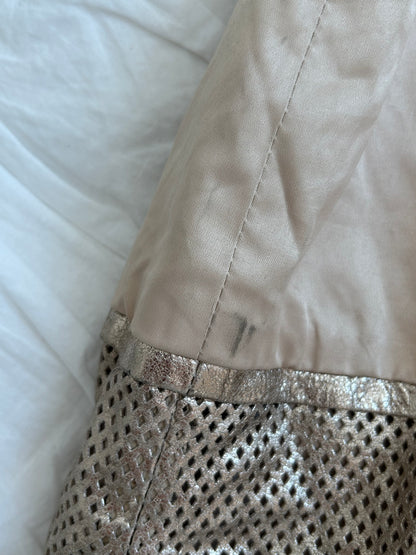 Vintage Arden B. Trenchcoat – Perforiertes Metallic-Leder & Gürtel-Still Alive