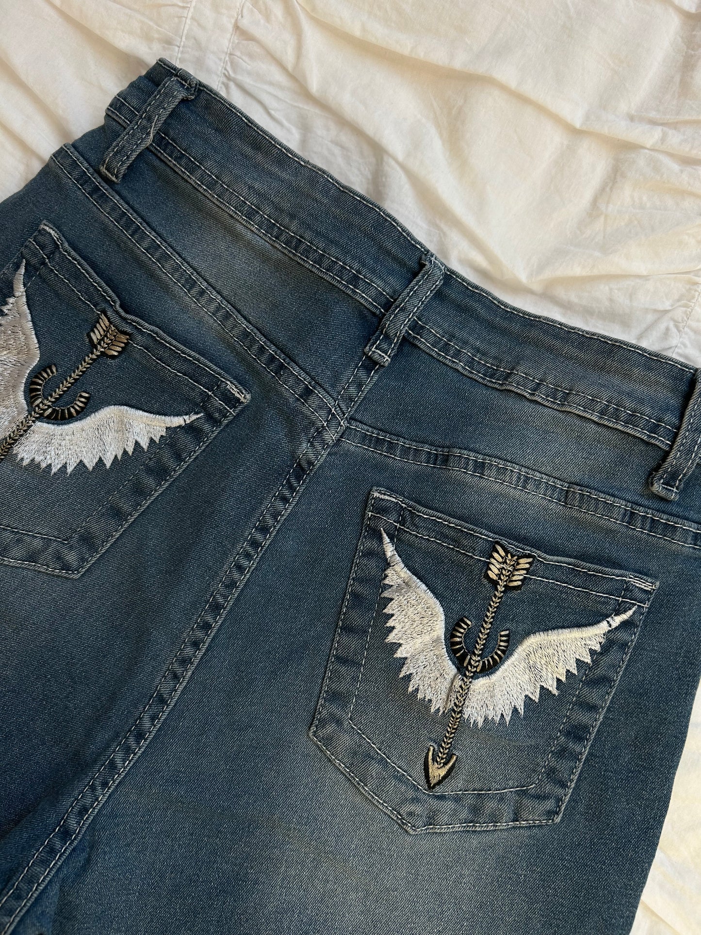 Vintage Y2K Flare Jeans – Angel Wings & Arrow Stickerei-Still Alive