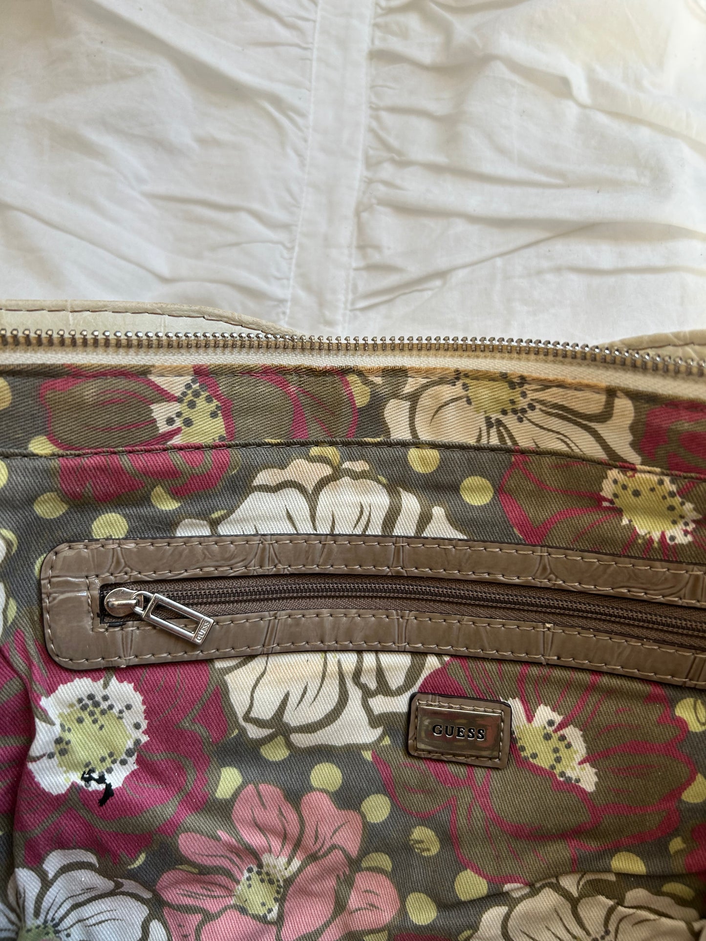 Vintage Guess Handtasche Romantisches Blumen-Design