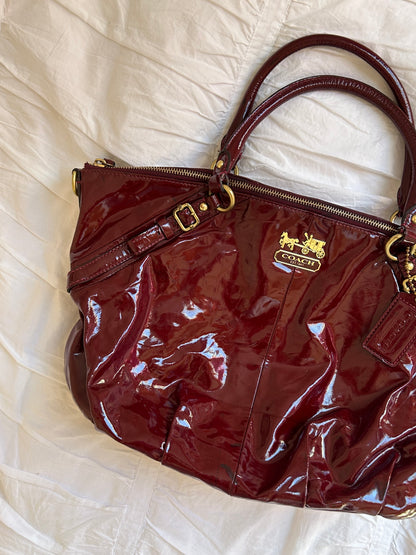 Elegante Coach Handtasche Burgunderrotes Lackleder & Gold-Details