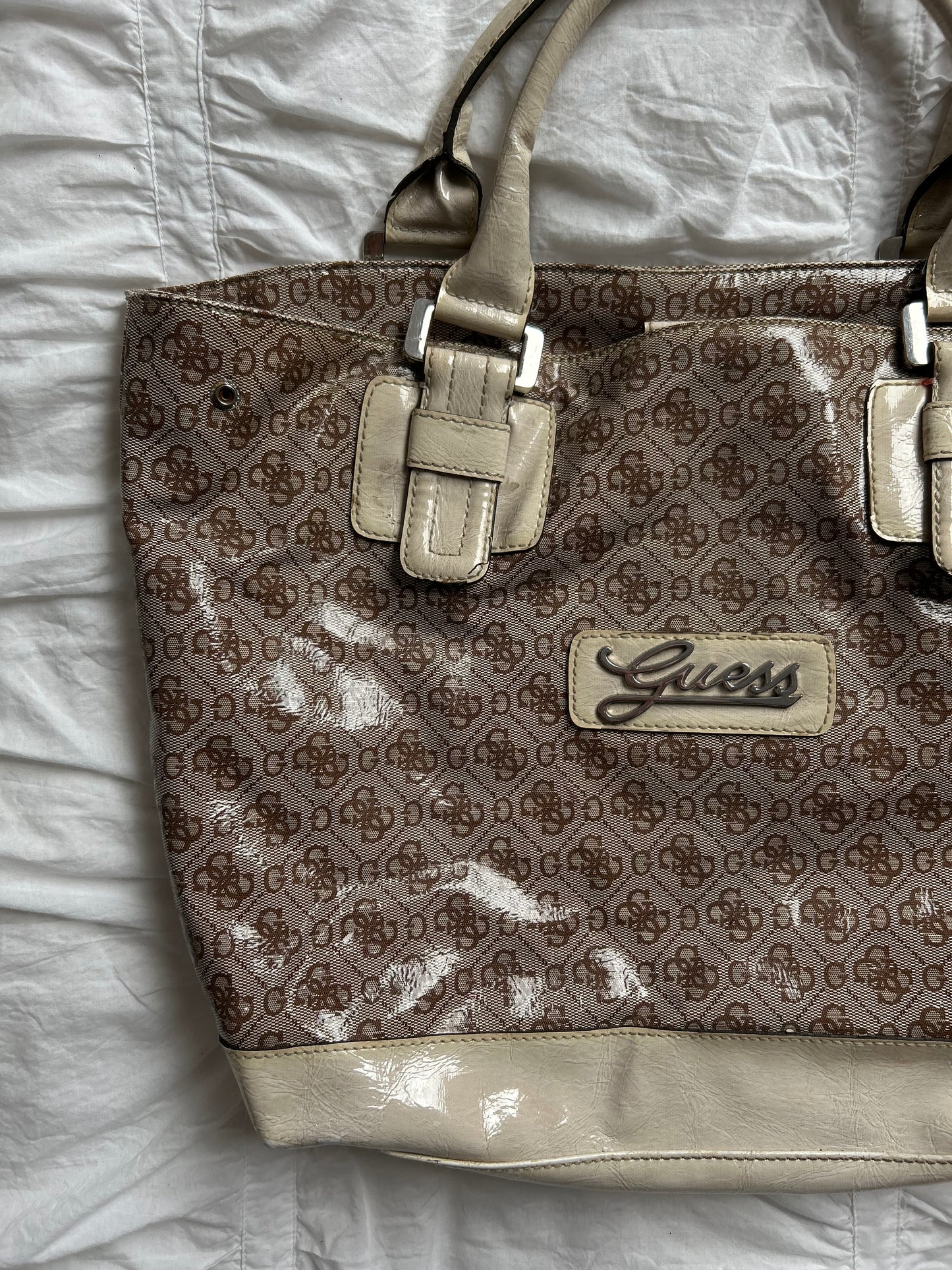 Vintage Guess Handtasche Braun/Beige Logo-Muster & cremefarbener Lack-Look-Still Alive