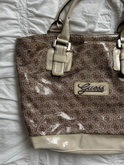 Vintage Guess Handtasche Braun/Beige Logo-Muster & cremefarbener Lack-Look-Still Alive