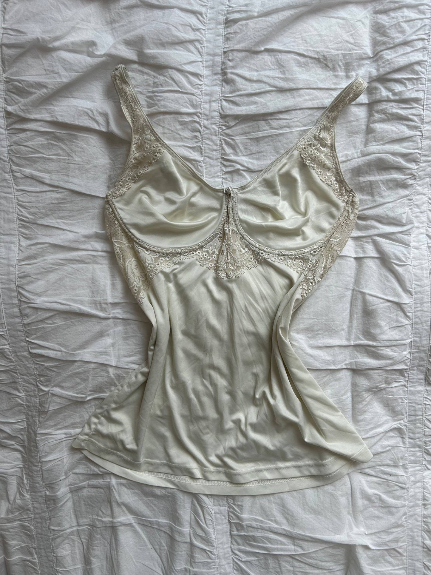 Spitzen-Camisole – Satin & Romantik