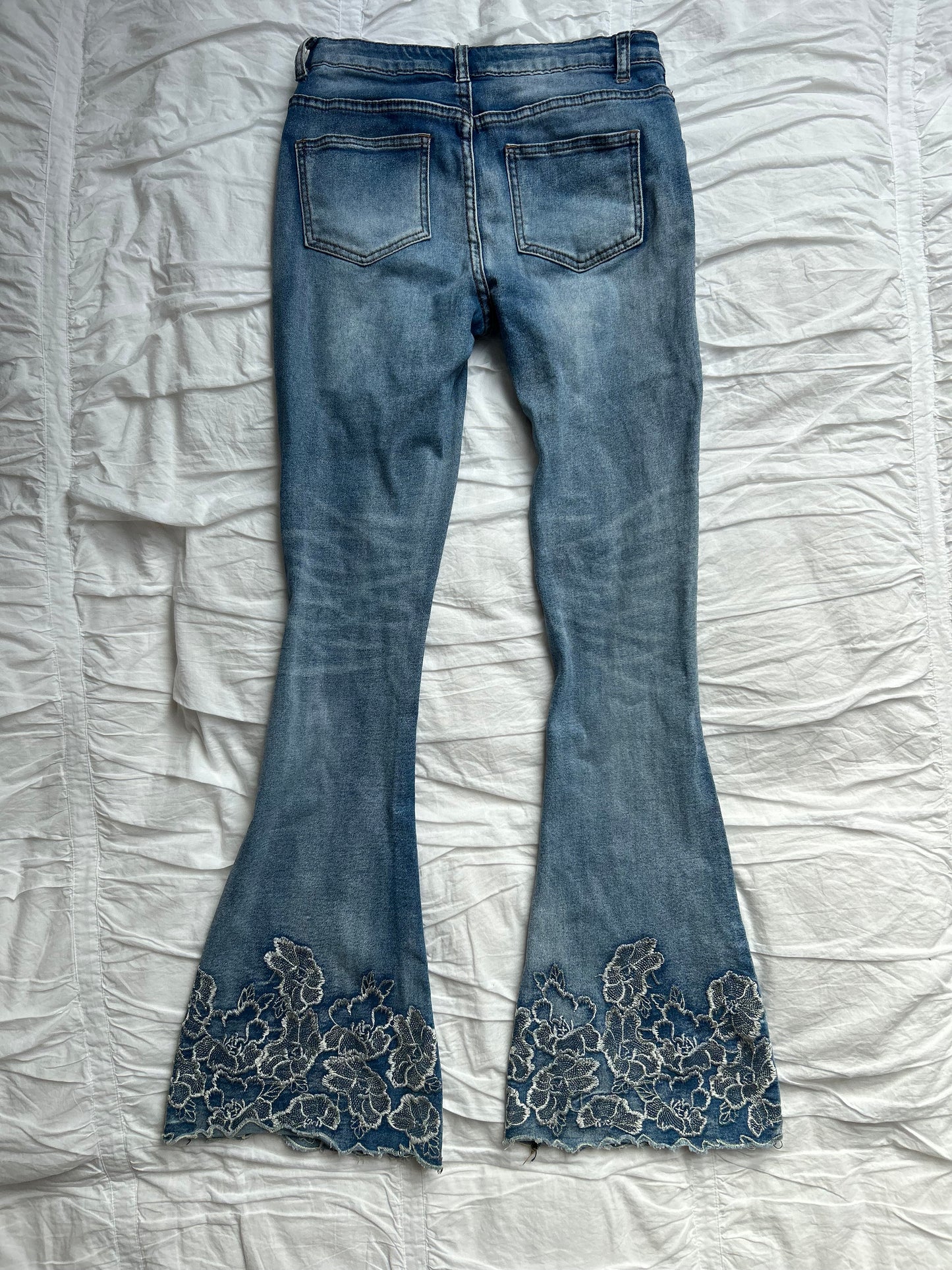 Vintage VENUS Flare Jeans – Florale Stickerei am Beinsaum-Still Alive