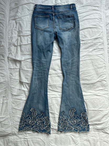 Vintage VENUS Flare Jeans – Florale Stickerei am Beinsaum-Still Alive