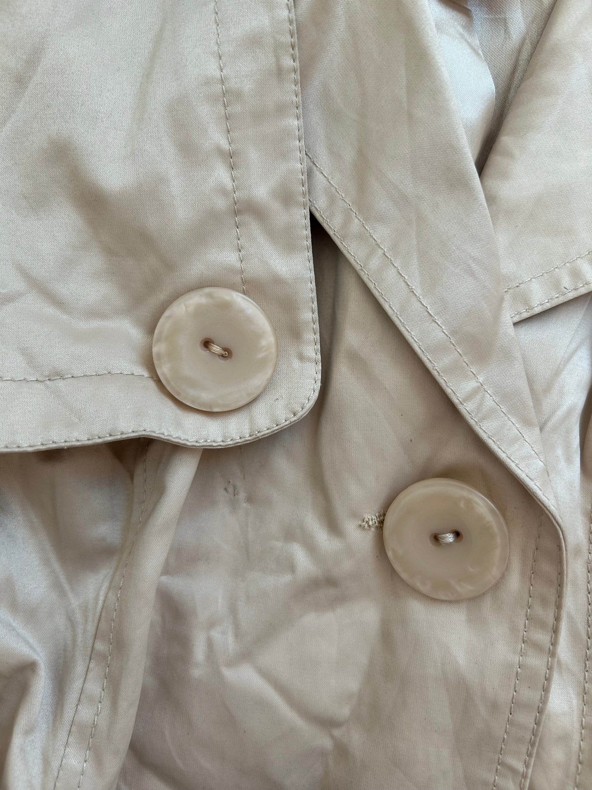 Vintage Arden B. Trenchcoat – Perforiertes Metallic-Leder & Gürtel-Still Alive
