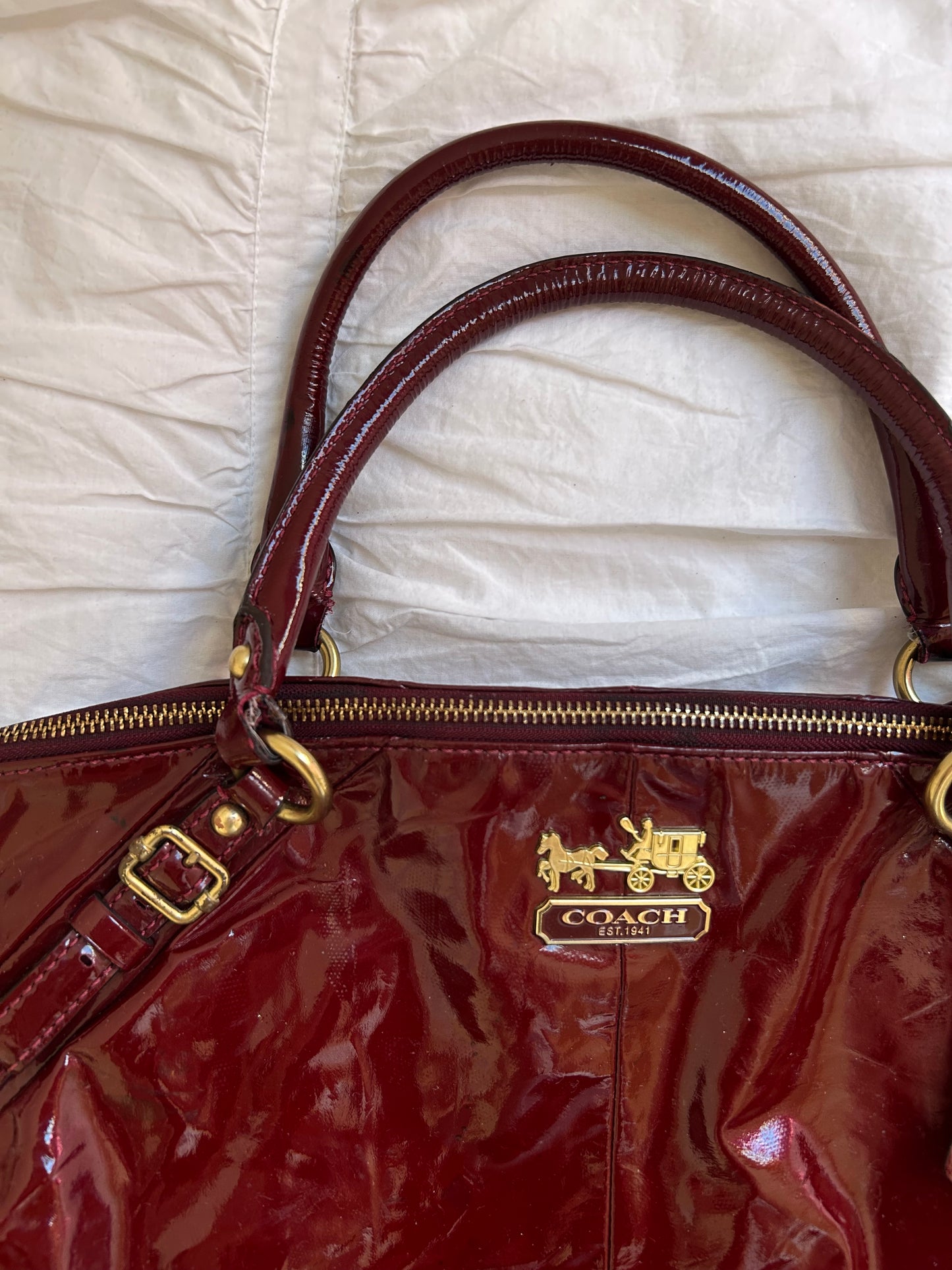 Elegante Coach Handtasche Burgunderrotes Lackleder & Gold-Details