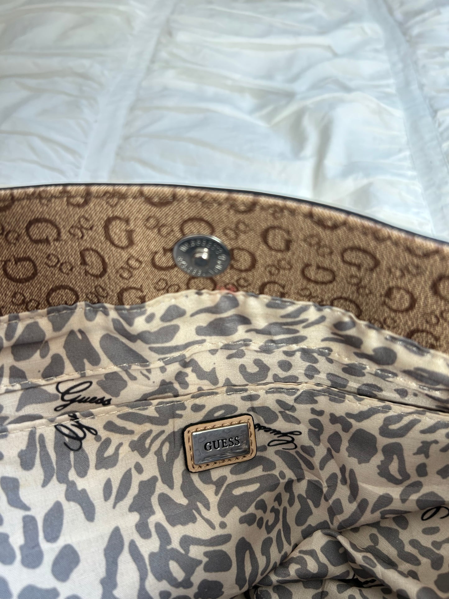 Braune Guess Handtasche im klassischen Logo-Print