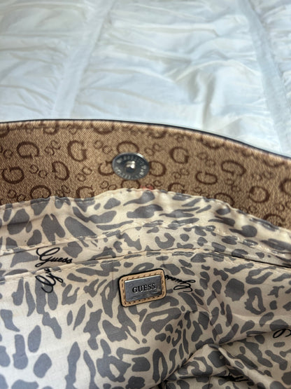Braune Guess Handtasche im klassischen Logo-Print