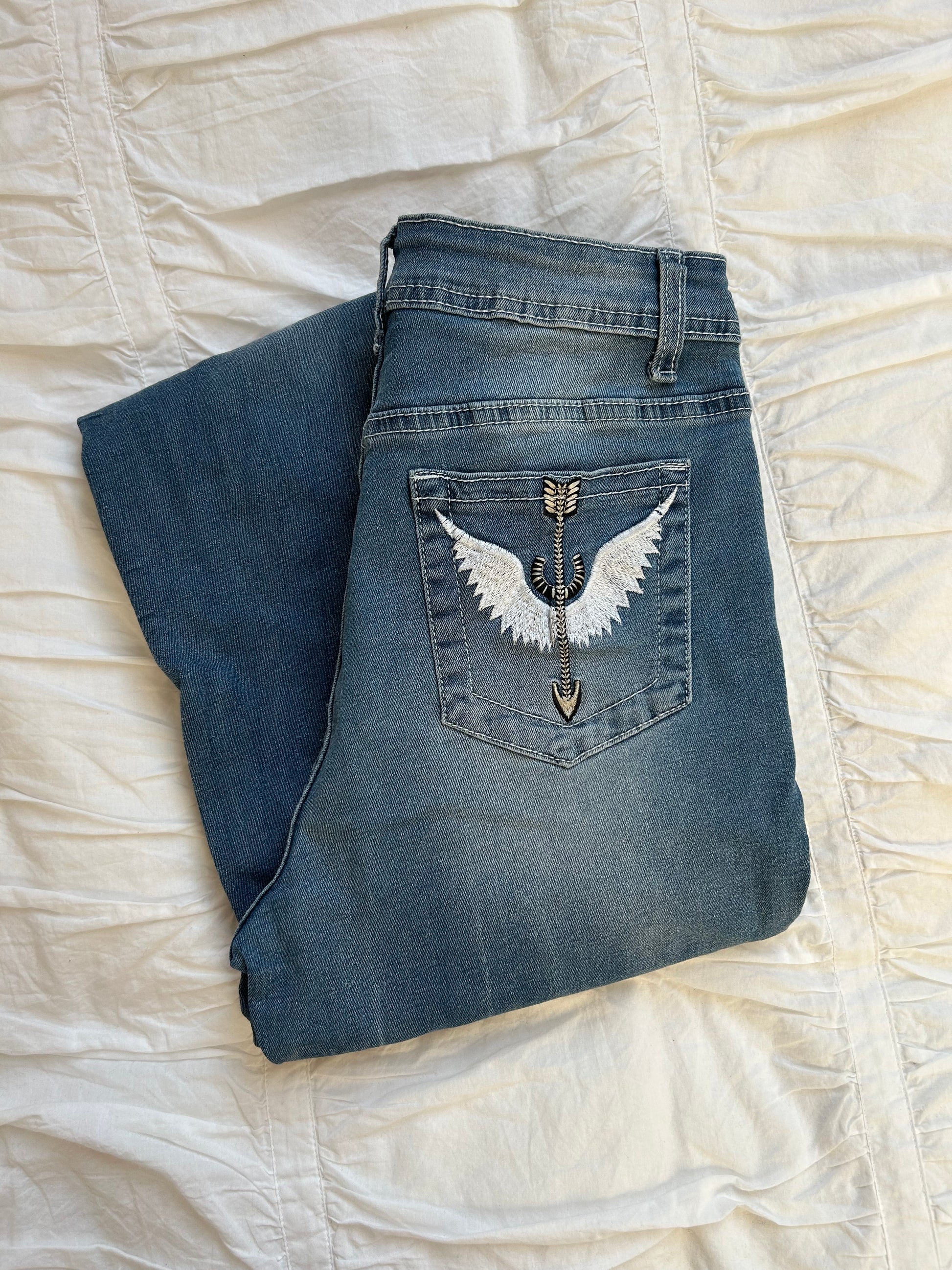 Vintage Y2K Flare Jeans – Angel Wings & Arrow Stickerei-Still Alive
