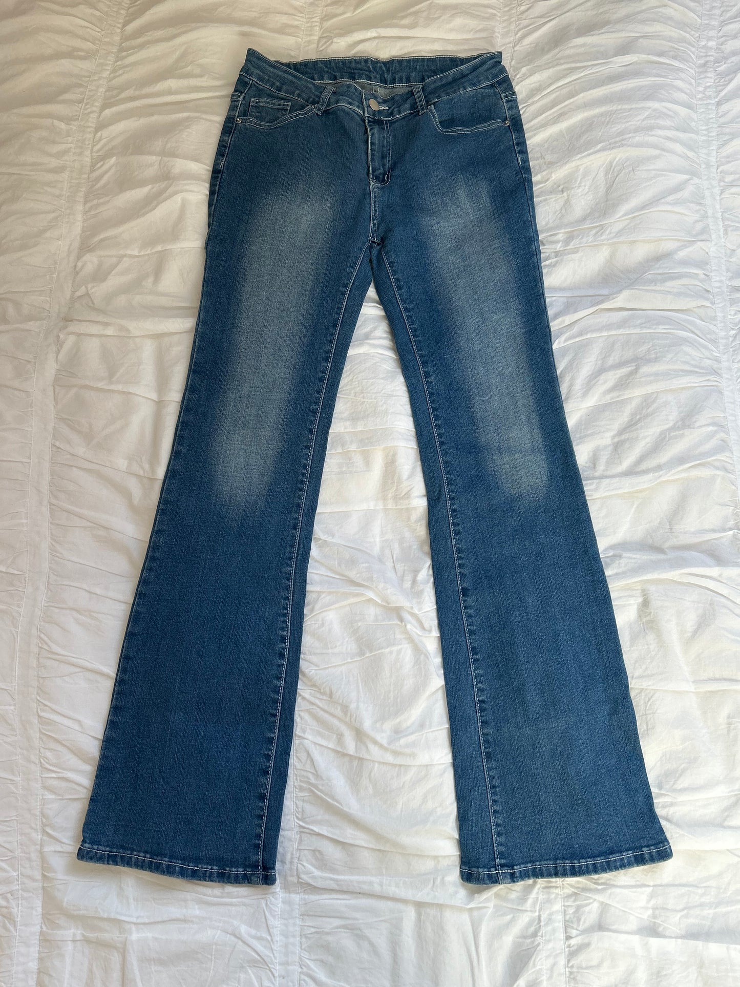 Flare Jeans – Ornament-Stickerei in Weiß & Lila