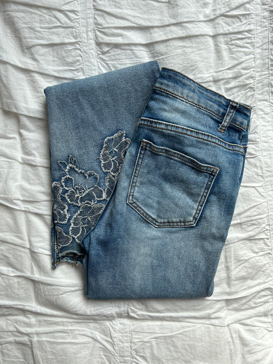 Vintage VENUS Flare Jeans – Florale Stickerei am Beinsaum